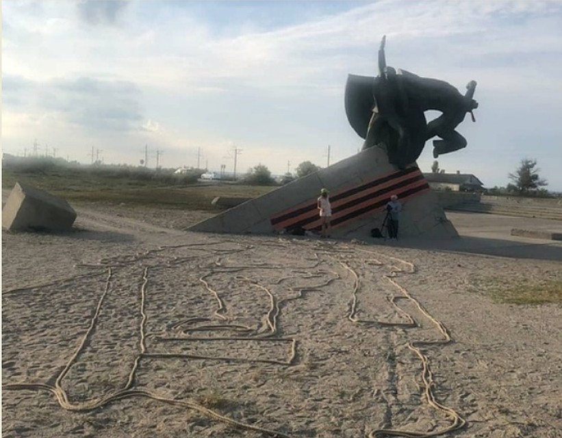 Изображение «Воина-освободителя» в Евпатории выложили канатами. Фото: Евгений Костылев