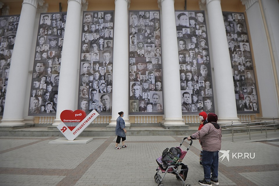 Всего - порядка 500 фотографий фронтовиков, ушедших на войну с жд вокзала Фото: Алексей БУЛАТОВ