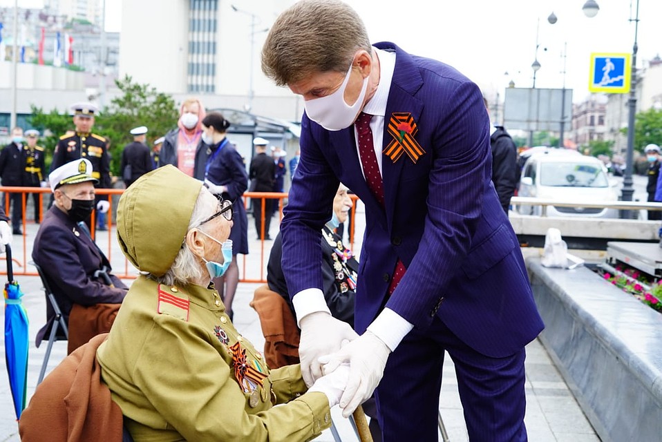 Фото дня: губернатор поздравляет ветерана - все в перчатках Фото: Сергей ТАРАСОВ