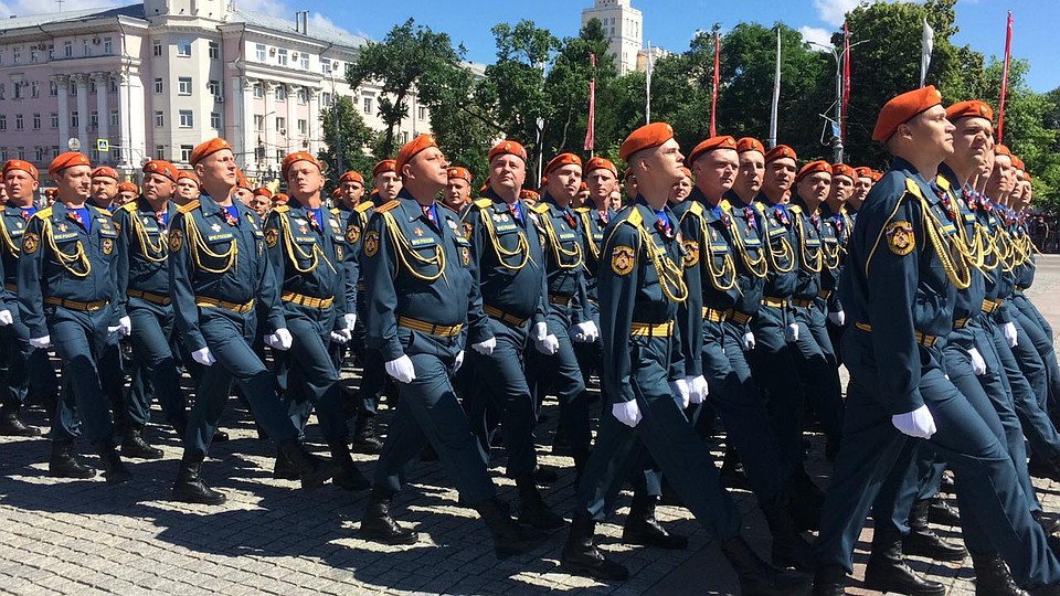 Участники парада маршировали нога к ноге Фото: Татьяна МИСТЮКОВА