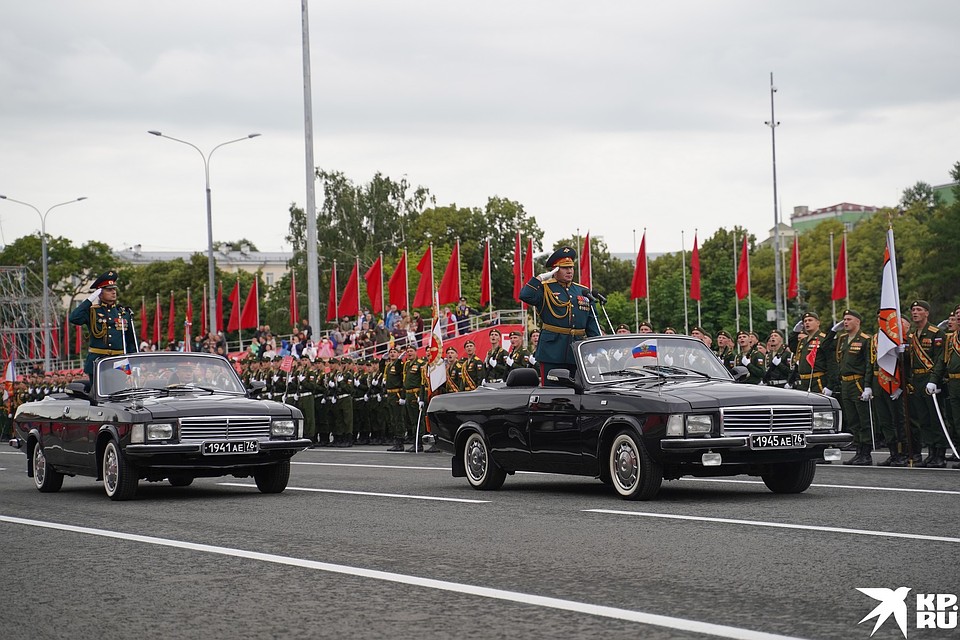 Парадные расчеты на площади Куйбышева Фото: Светлана МАКОВЕЕВА