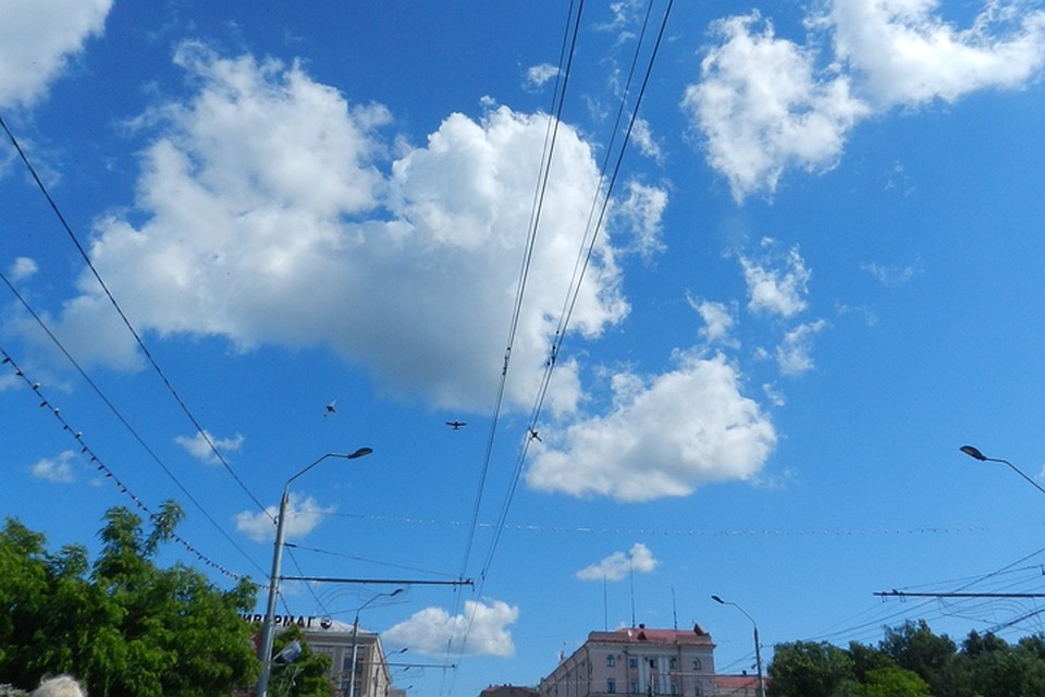 В небе над городом пролетели три самолета Ан-2. Фото: Мария Дедкова
