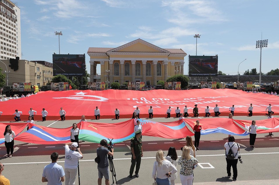 В Ставрополе развернули самое большое в стране Знамя Победы, общей площадью в 15 тысяч м2. Фото администрации города