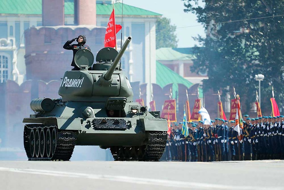Особый восторг у зрителей вызвала колонна военной техники. Фото предоставлено пресс-службой правительства Тульской области.