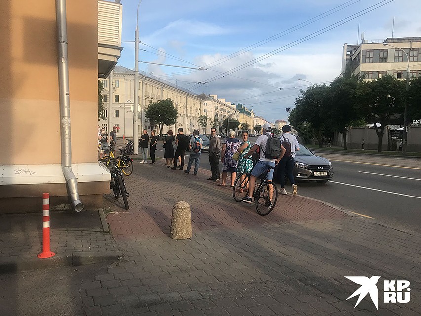 Интернет пытается прорваться на улицу. В одном их телеграмм-каналов мелькнуло – а давайте постоим в очереди у магазина национальных сувениров на проспекте Машерова 18. Фото: Владимир ВОЛОШИН
