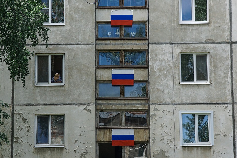 Флагами дом украсили к Дню Победы. Так и оставили Фото: Светлана МАКОВЕЕВА