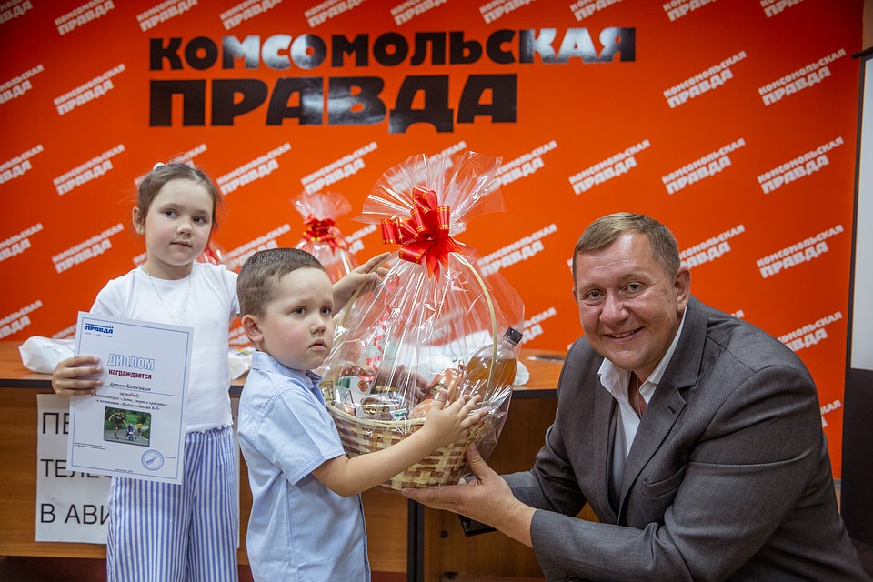 Артем Колосицын принимает подарки и поздравления Фото: Диана ИВАНОВА