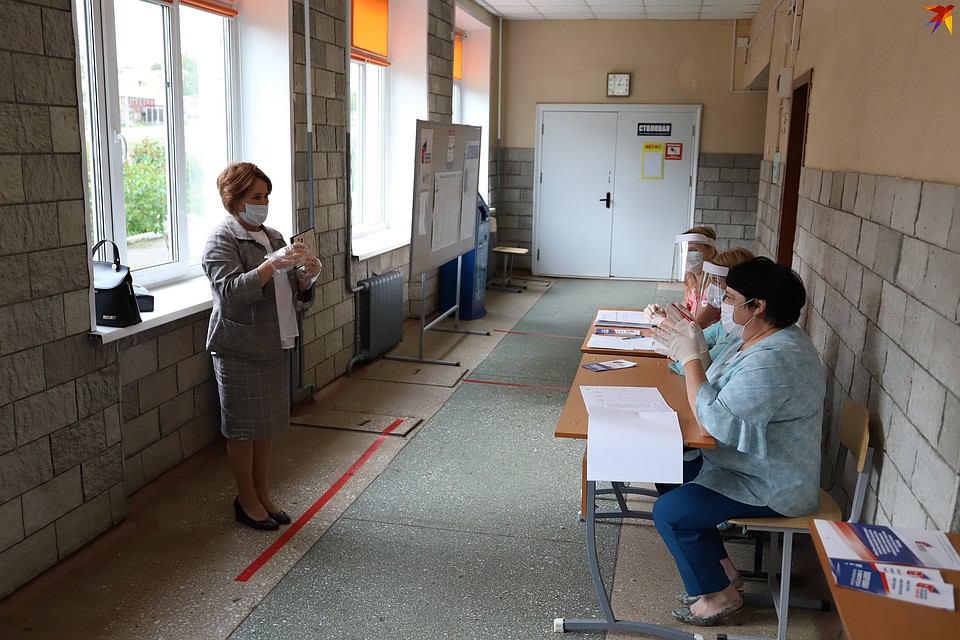 Участник голосования может показать паспорт на безопасном расстоянии, чтобы минимизировать контакты с комиссией Фото: Амир Закиров