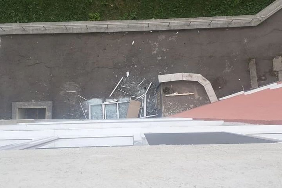Ударной волной в квартире выбило оконную раму. Фото: УМВД по Екатеринбургу