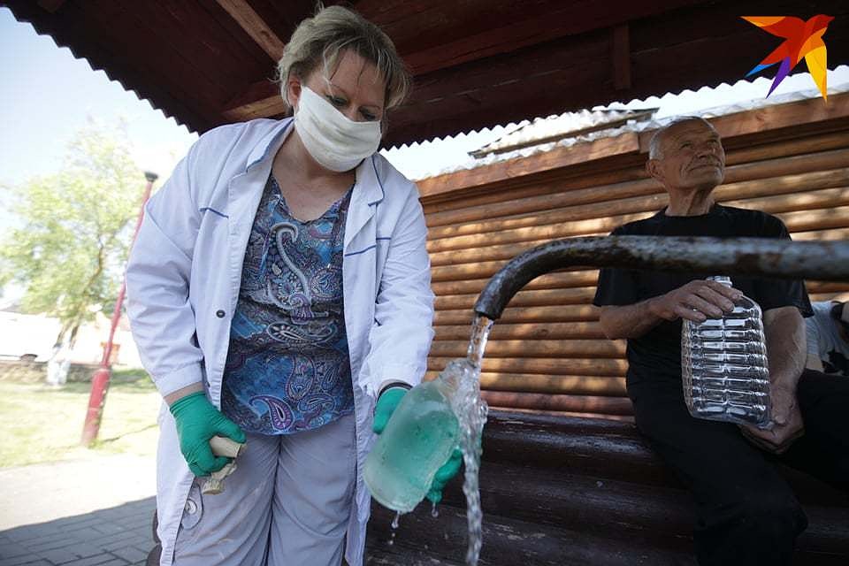 Специалист региональных центров гигиены и эпидемиологии. Фото: Павел МАРТИНЧИК