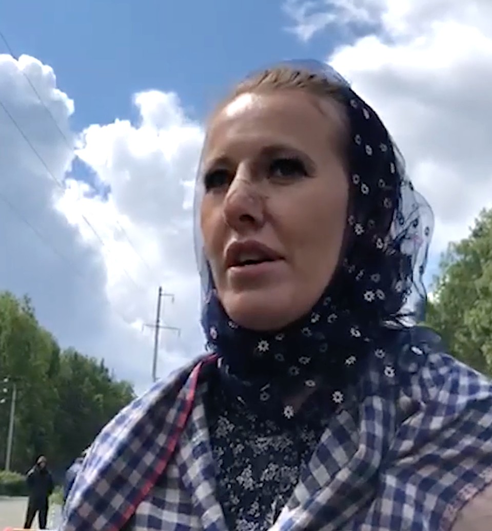 Медики заклеили место повреждения пластырем телесного цвета. Фото: кадр видео.