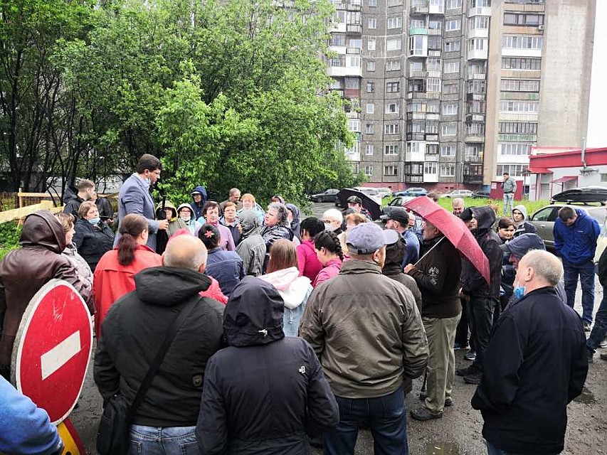 Состоялась непростая встреча мурманчан с главой администрации города Евгением Никорой. Фото: vk.com/murmansk_dtp