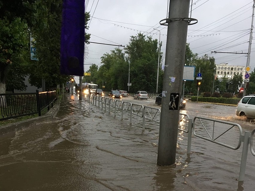 Многие улицы Саратова погружаются под воду после дождей. Фото Анны Нюшкиной из группы «Саратов онлайн»