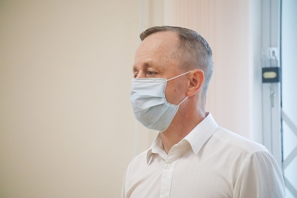 Понять, что педагог испытал в то мгновение, когда судья произнес «девять с половиной лет в колонии строгого режима» было нельзя, лицо учителя было скрыто под маской. Фото: Василий Вахрин