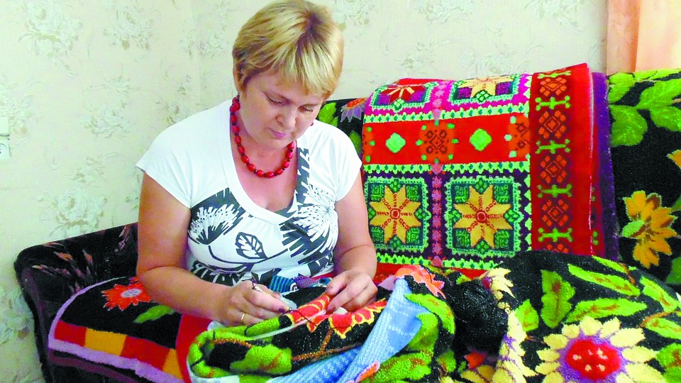 Вышивка ковров иглой – увлечение хозяйки дома Светланы Александровны: «Этому меня научила свекровь Татьяна Яковлевна, это ее любимое занятие. Делаем, конечно, только для себя и для родных и близких».