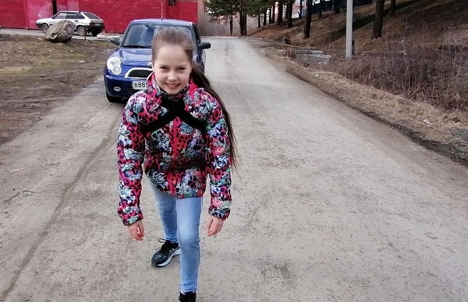 Девочка может сдвинуть с места автомобиль, поднимает тяжеленные покрышки и стоит на гвоздях. Фото: предоставлено Еленой Черных
