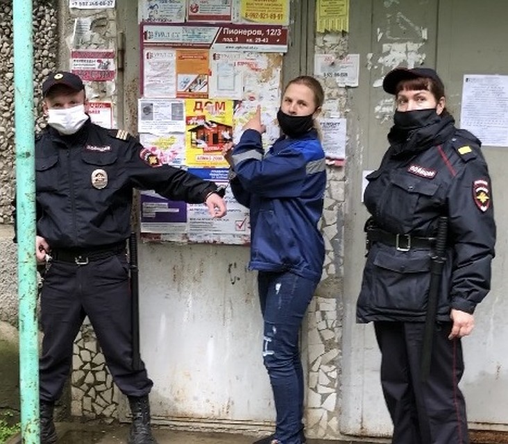 Девушку с спецодежде задержали во время "работы". Фото: УМВД России по Екатеринбургу