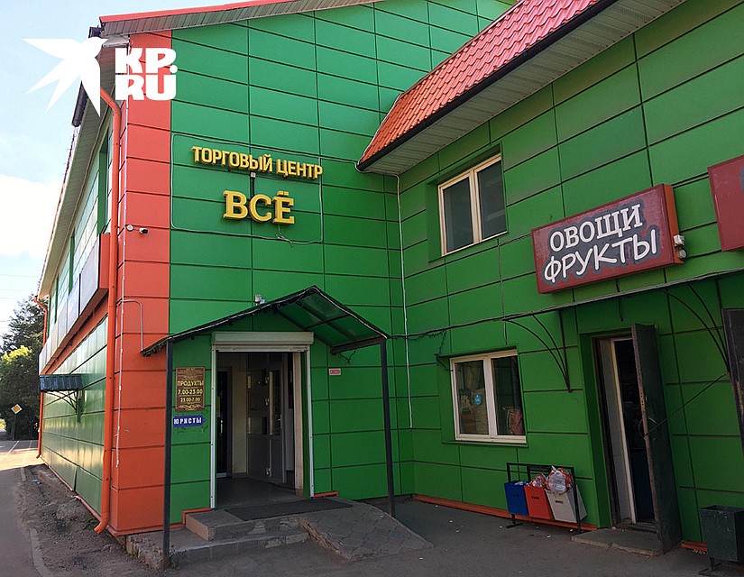Вот здесь, у черного входа, год назад киллер расстрелял Николая Леонова Фото: Александр РОГОЗА