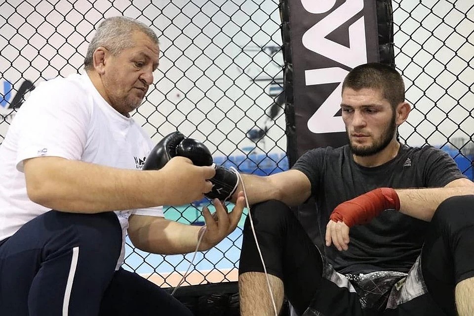 Абдулманап всегда поддерживал Хабиба, готовил анализ соперников и планировал подготовку перед боем Фото: Личная страничка героя публикации в соцсети