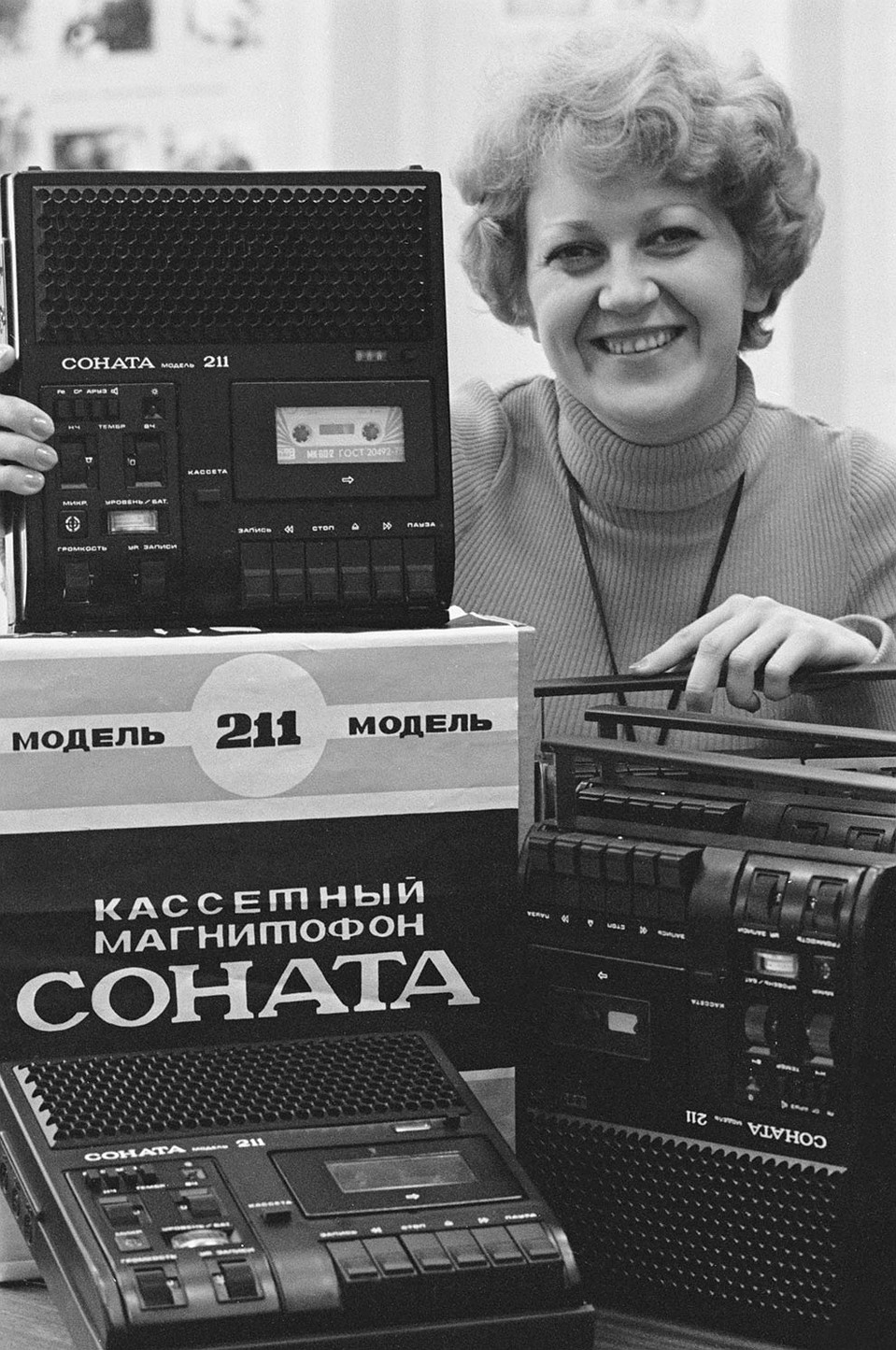 Новые кассетные магнитофоны "Соната-211". Фото: Овчинников Александр/Фотохроника ТАСС