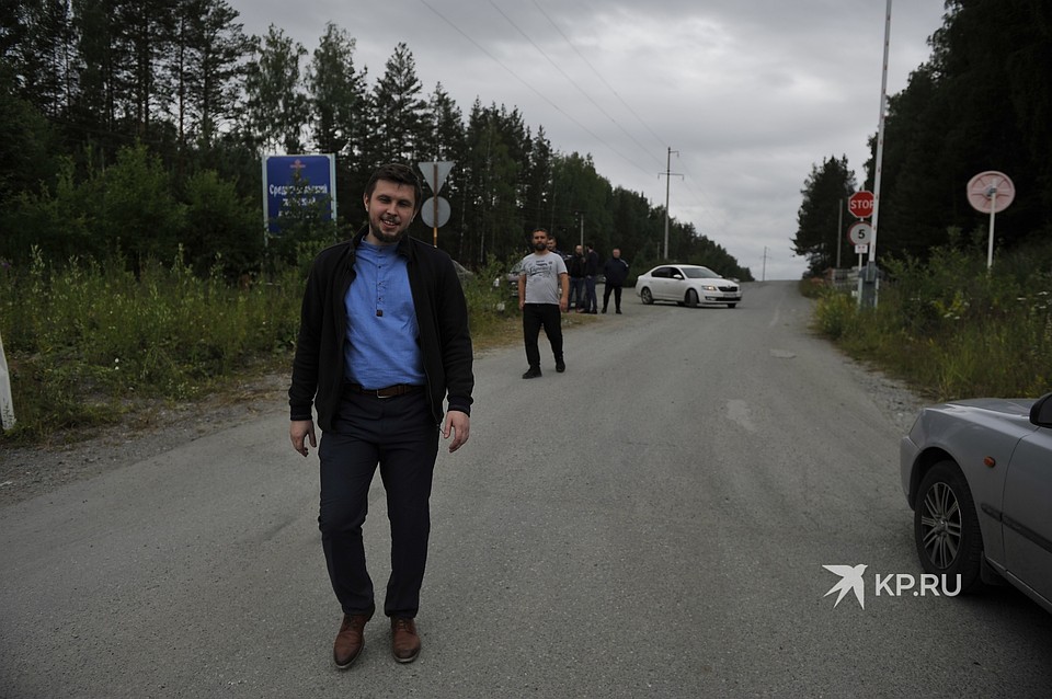 На входя все также стоят охранники, держат оборону у шлагбаума. Фото: Алексей БУЛАТОВ
