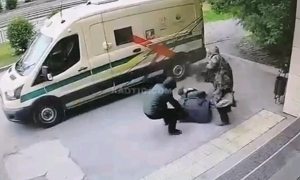 Пока один грабитель хватал сумку с деньгами, второй расстреливал инкассаторов. Стоп-кадр видео