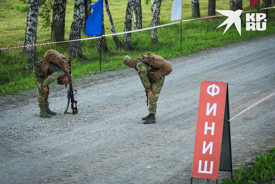 Пятикилометровый марш-бросок в полной выкладке и по жаре - серьезное испытание. Фото: Алена МАРТЫНОВА