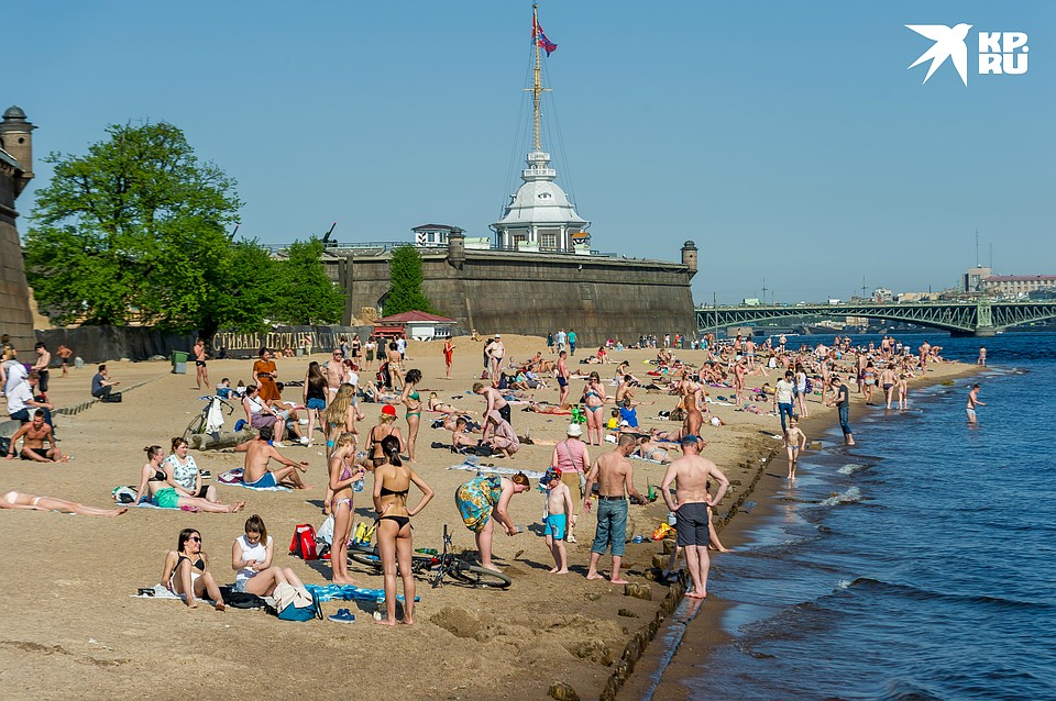 Традиции традициями: каждое утро у Петропавловки плещутся «моржи», а в жаркие выходные разгоряченными телами заполняется весь пляж Фото: Олег ЗОЛОТО