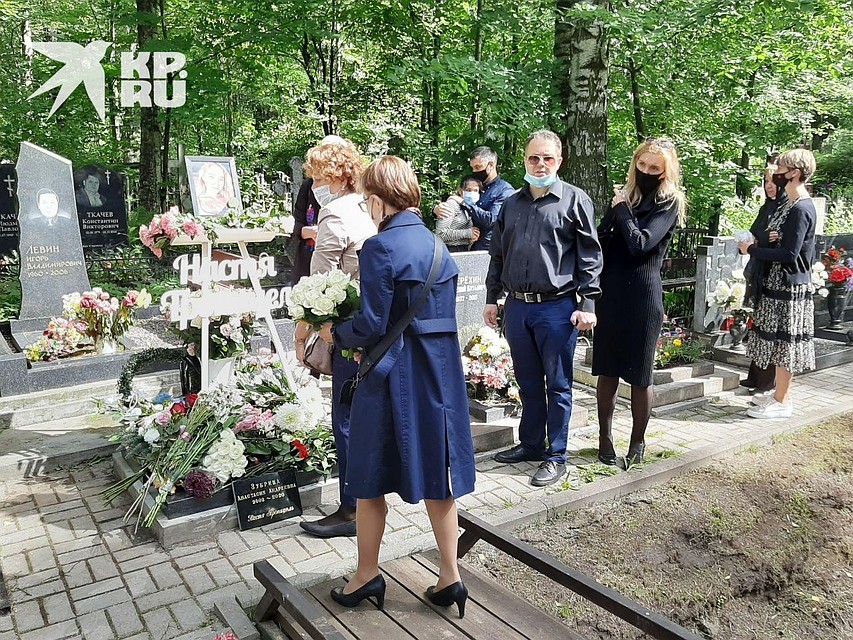 Родители Насти (справа) заявили, что любили и оберегали дочь Фото: Роман ЛЯЛИН