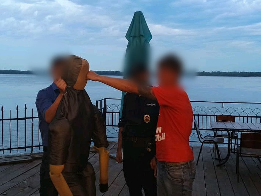 Обвиняемый на месте показал, как бил человека Фото: СУ СКР по Саратовской области