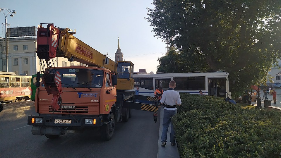 В 20 часов автобус эвакуировали Фото: Евгений СТОЯНОВ