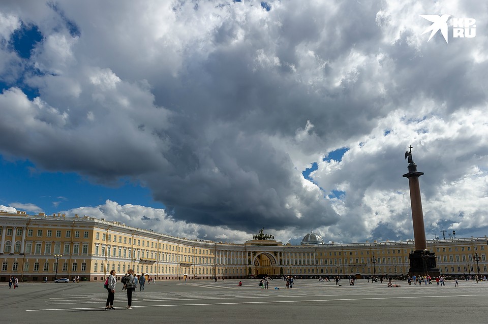 Некогда безлюдный, исторический центр Петербурга стал наполняться народом Фото: Олег ЗОЛОТО