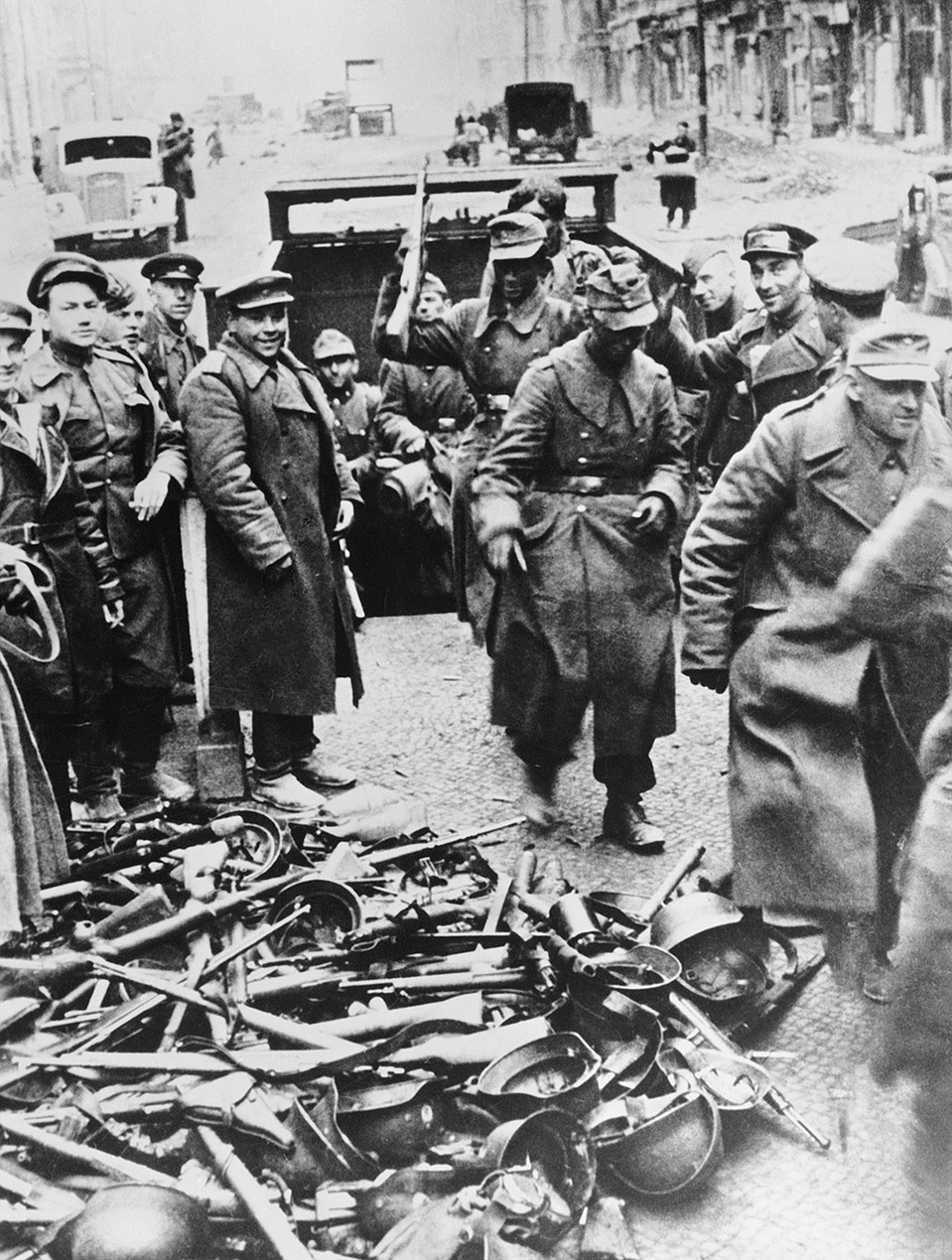 Разоружение немецких частей в Берлине 1945 год Фото: ТАСС