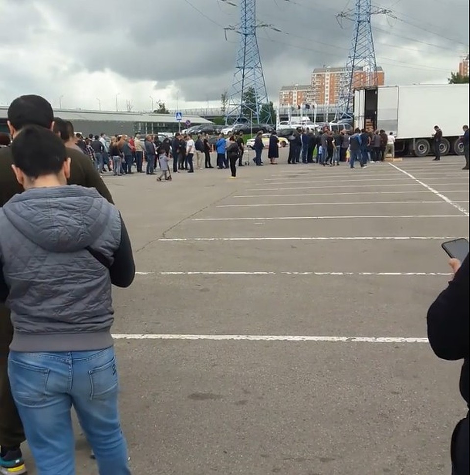На парковке возле ТЦ "Бухта" выстроилась огромная очередь к фурам с фруктами. Фото: СОЦСЕТИ