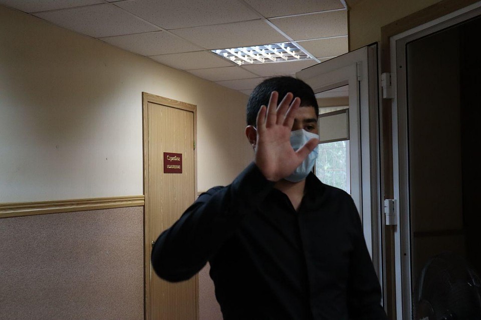 Обвиняемый отказался от комментариев, покинул здание суда с отцом и адвокатом. Фото: Василий Вахрин
