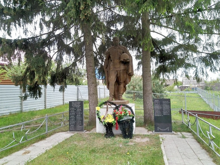 Недалеко от школы в Звягинках находится воинское захоронение Фото: Наталья Меркулова