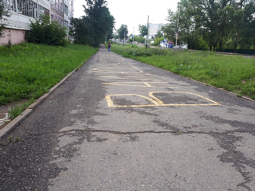 Тротуар, ведущий к школе, требует оперативного ремонта. Фото: Анастасия Захарова