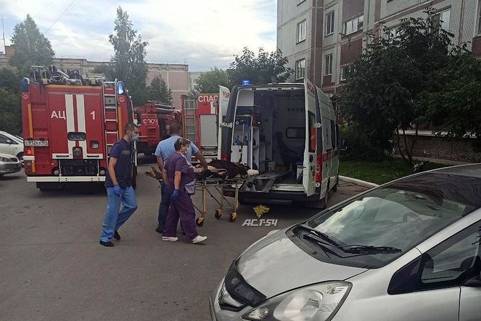 На пожаре пострадал мужчина, его вытащили из-под завалов хлама. Фото: «АСТ-54»
