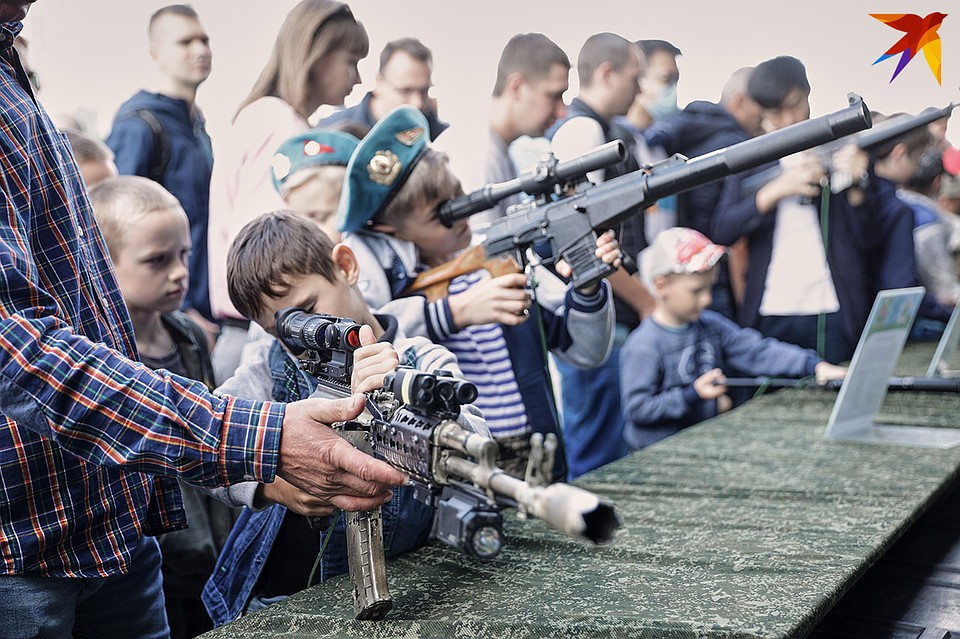 Мальчики с удовольствием держали в руках настоящее боевое оружие. Фото: Павел МАРТИНЧИК