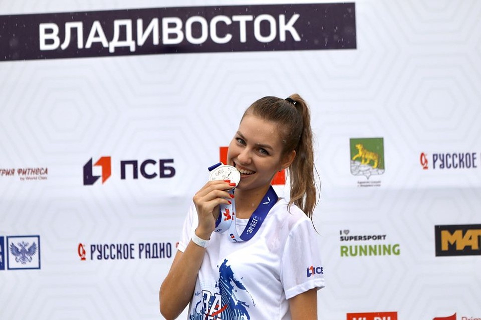 Спортсмены вышли на дистанцию несмотря на дождь. Фото: Александр Сафронов (правительство Приморского края)