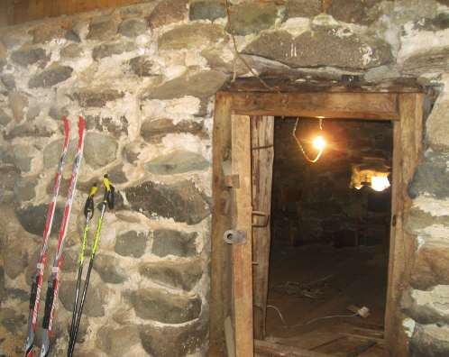 Толщина каменных стен бывшего медвежатника 1,5 метра. Фото: Ольга КАШИНЦЕВА