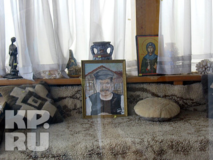 Диван в доме в Рупите, где она принимала гостей.