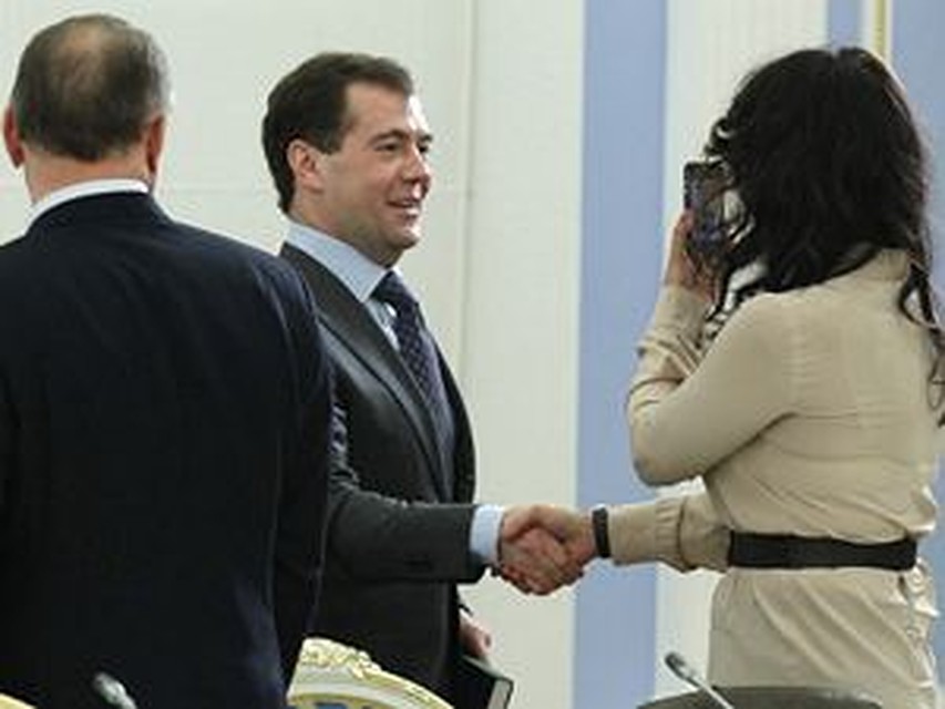 Член Общественной палаты, телеведущая Тина Канделаки не упустила возможности заснять на iPhone свое рукопожатие с президентом.