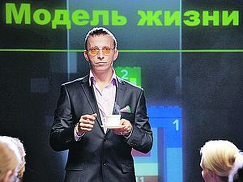 В новом «Служебном романе» нет героини Ахеджаковой, секретарши Верочки, зато есть персонаж Охлобыстина, тренинги которого чудесным образом преобразят Мымру-начальницу (ее играет Ходченкова).