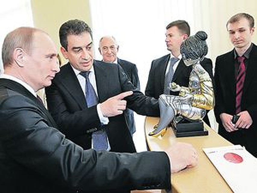 Врачи вручили Владимиру Путину два символичных подарка... Статуэтка беременной женщины. Живот у нее прозрачный - можно видеть плод... Галстук с изображением сперматозоидов, запакованный в специальный конверт. Фото: РИА Новости