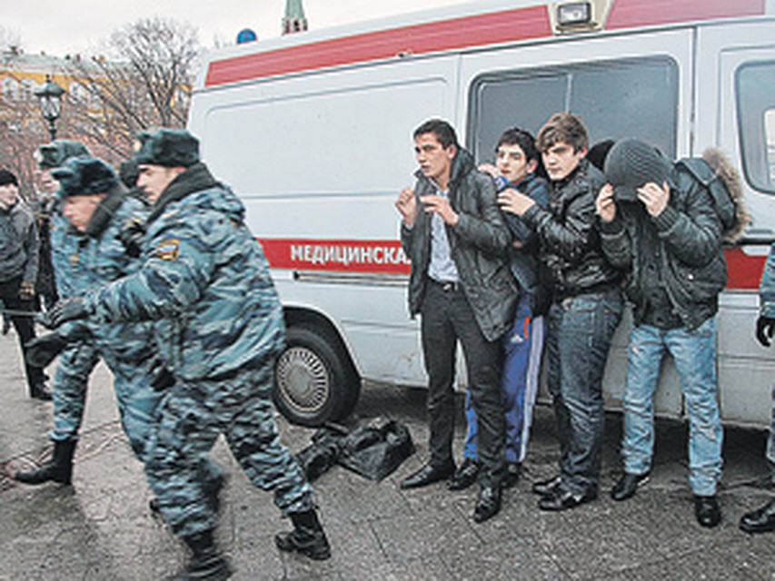 На Манежке под раздачу попали друзья-школьники разных национальностей.