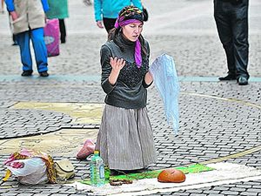 Сегодня патент на Казанском вокзале, а завтра намаз на Манежной площади (фото сделано именно там 8 мая).