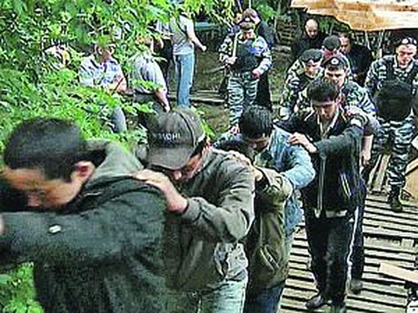 Полиция вывела из городка 40 человек.