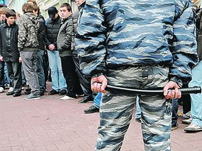Чтобы предотвратить «новую Манежку», нужны не только спецсредства в руках стражей порядка... Фото: Марина ВОЛОСЕВИЧ