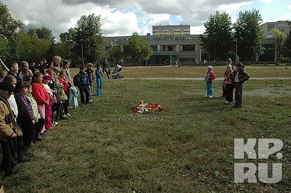 На месте убийства Оли дети устроили мемориал.